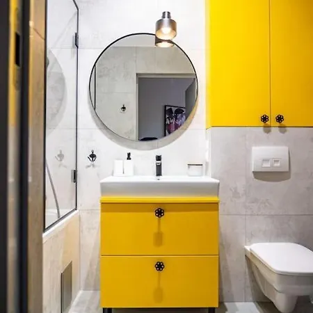 Apartment Chic In Historic Koneser Area Warsaw