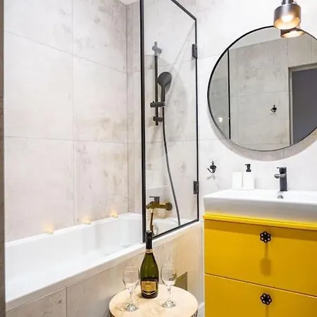 Apartment Chic In Historic Koneser Area